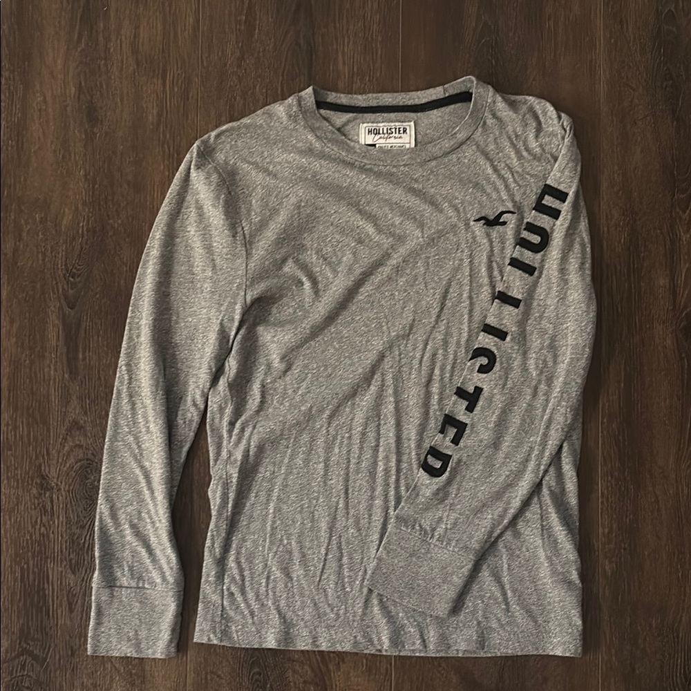 🎉3/$10 in bundle🎉 Hollister Gray Long Sleeve Tee with Sleeve Graphics